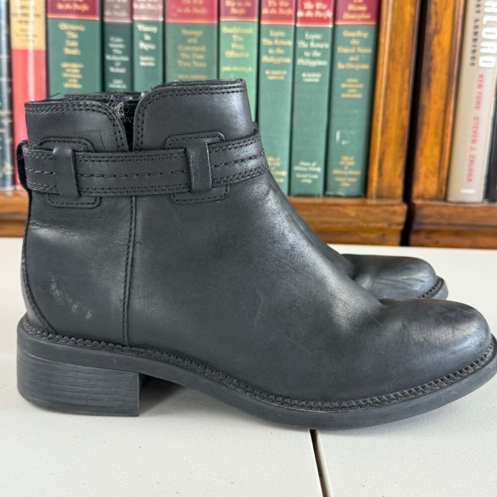 Clarks Black Leather Zip Ankle Bootie Boot Sz 7.5 Classic Minimalist